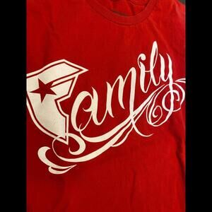 Famous stars and straps large red family t-shirt